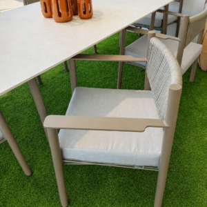 MESA EXTERIOR TAPA PORCELANICO + 6 SILLONES